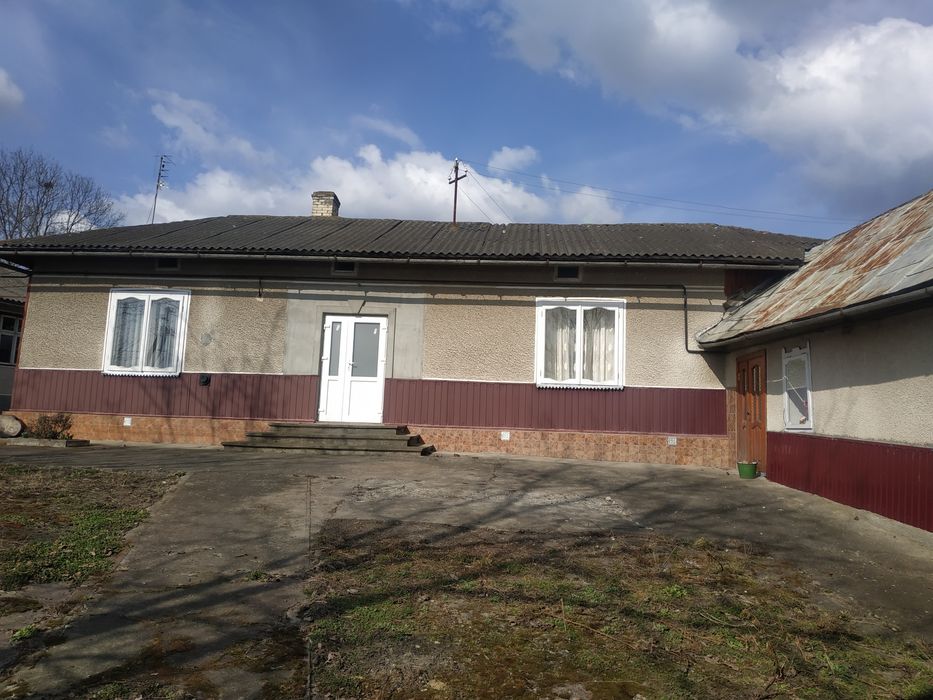 Продається будинок в селі на Прикарпатті.