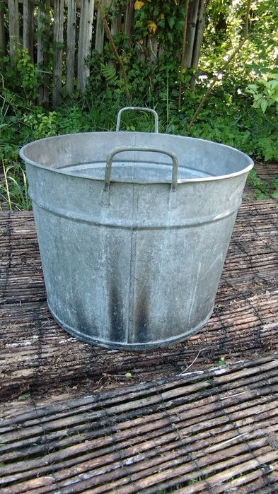 Stary metalowy duży kociołek garnek