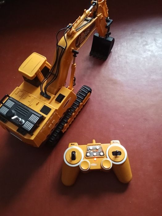 Екскаватор трактор на радіокеруванні