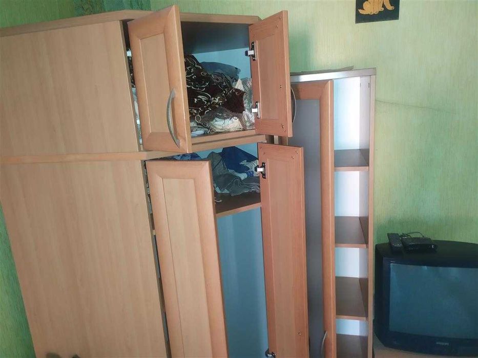 Продам шафу кутову, дуже містку, з антресоллю, колір помаранч. 4500гр.