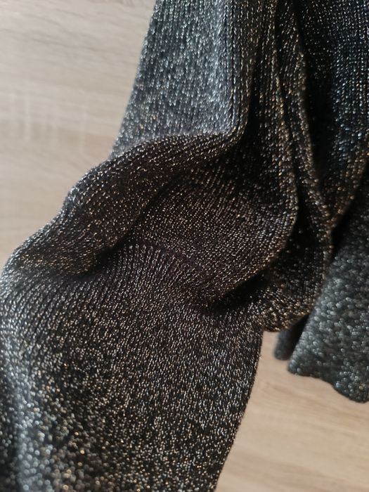 Damski czarny sweter elegancki ze srebrną nicią