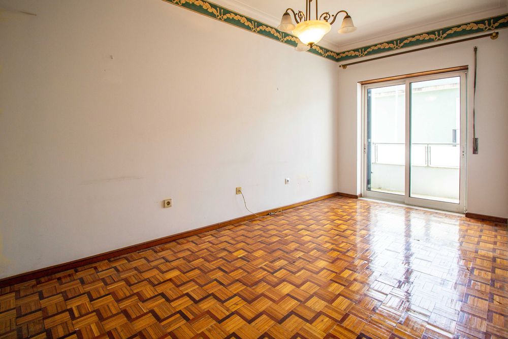 Moradia unifamiliar com dois pisos e logradouro