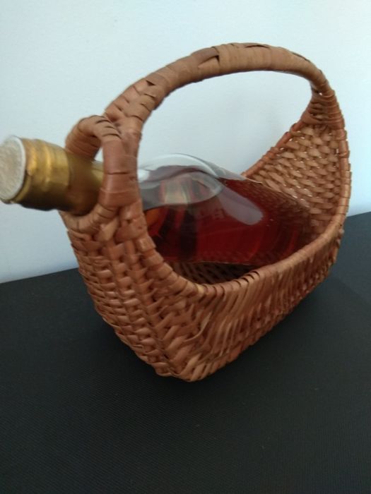 Cestas varias e tabuleiro em verga