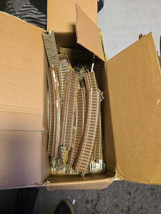 Zwrotnice cyfrowe Roco na plastikowym podkładzie