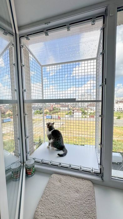 Затишний прямокутний балкончик на одну стулку з 1 поверхом