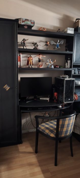 Vendo conjunto de quarto de solteiro com cómoda e mesa de cabeceira