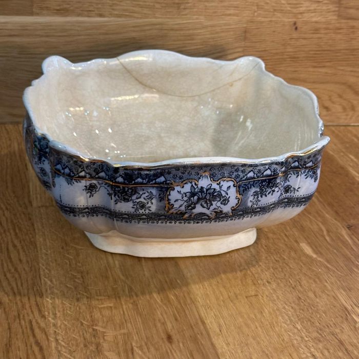 Terrina ou taça muito antiga