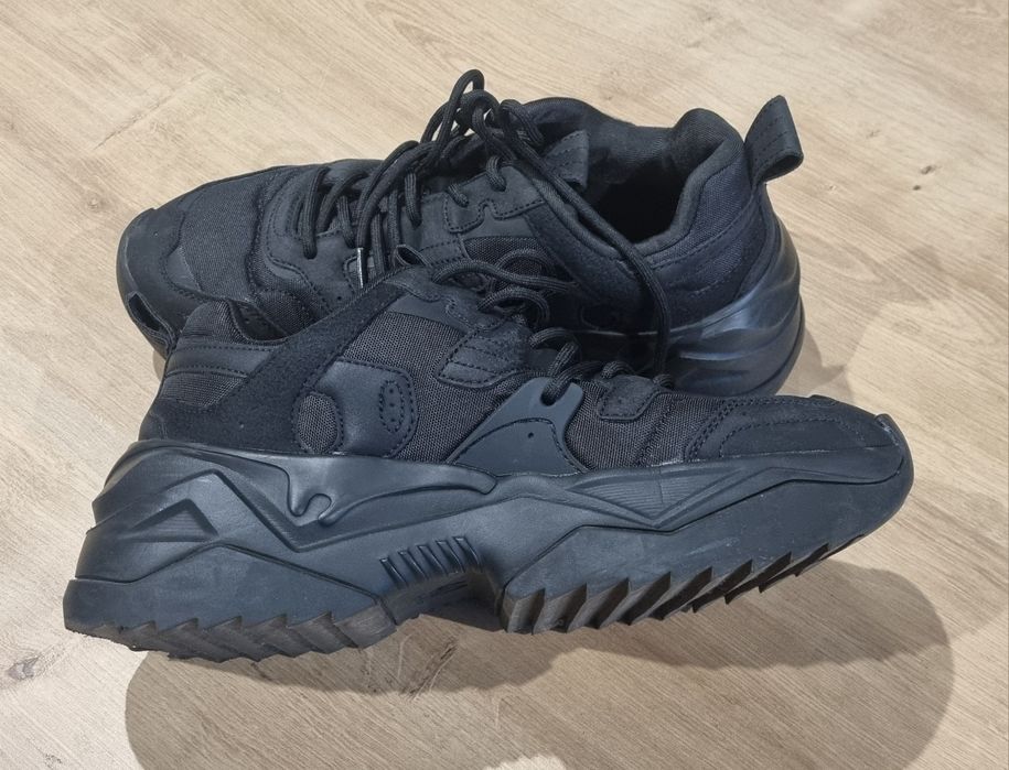 Buty sneakersy na grubej podeszwie czarne Bershka