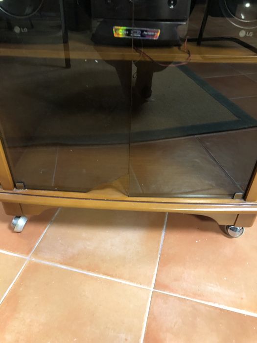 Móvel de televisão com rodas e portas vidro (está partido)