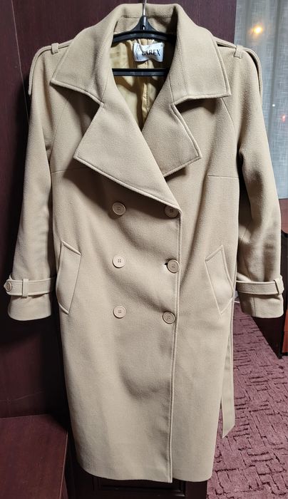 Пальто трэнч бежевого цвета