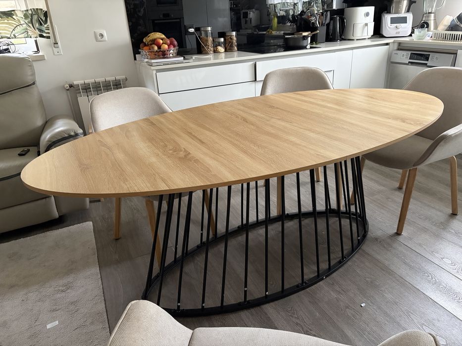Mesa de jantar oval