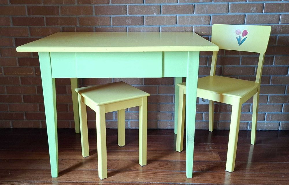 Mesa com uma cadeira e um banco