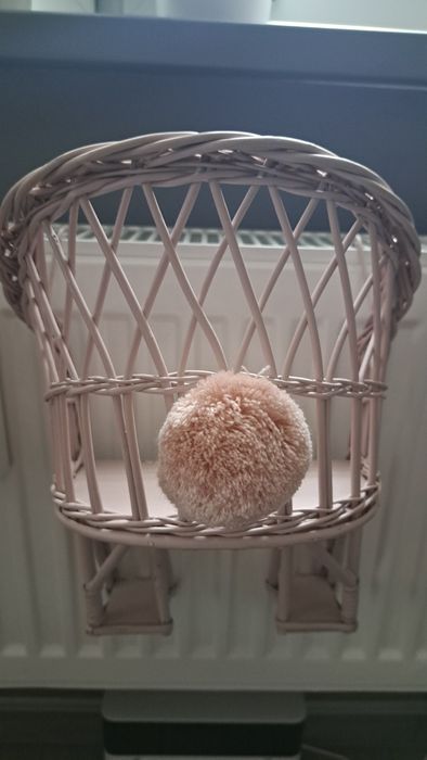 Koszyk wiklinowy rowerowy dla lalek brudny róż pompon