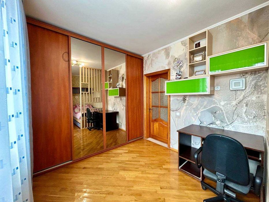 Продається два будинки на ділянці 8.5 соток, центр міста Буча.