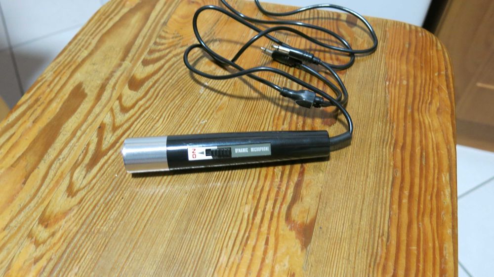 Mikrofon dynamiczny z okrągłym „wlotem”, brak jakichkolwiek parametrów