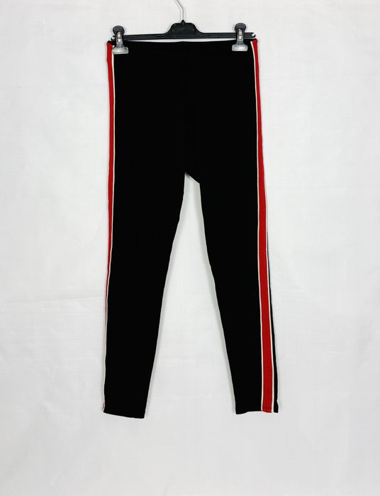Czarne legginsy z czerwonymi lampasami M 38