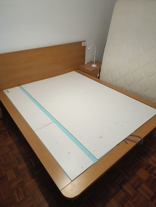 Cama de Casal em Madeira Maciça c/ Sommier Elevatório (Baú) + 2 Mesas de Cabeceira + Colchão