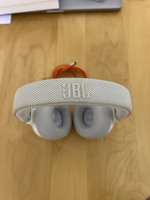 JBL Live 650 brancos
