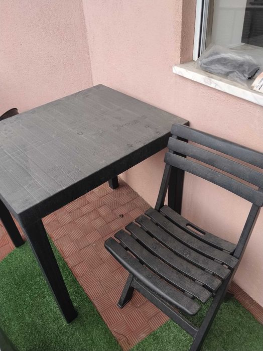 Mesa e duas cadeiras de jardim
