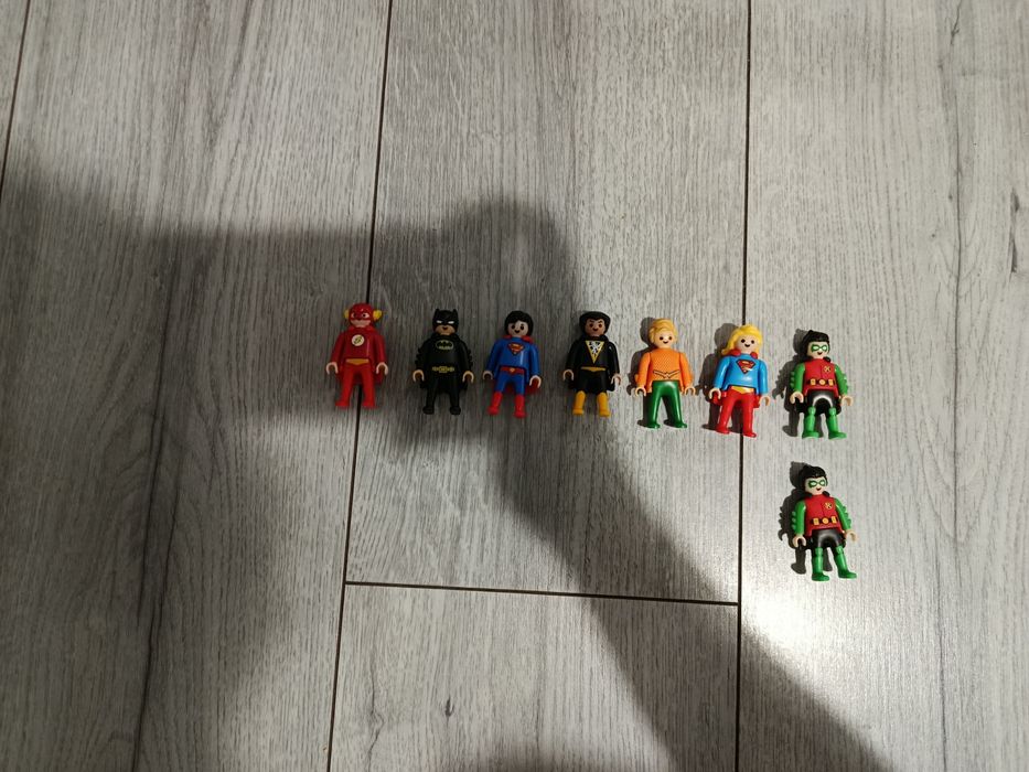 Figurki Super Bohaterów z Kinder Joy z serii DC Playmobil