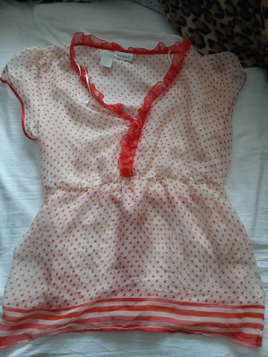 Vários tops/blusas/camisolas