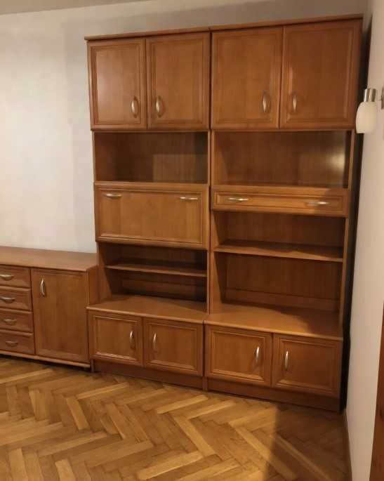 Wolnostojąca gablotka i szafa podwójna