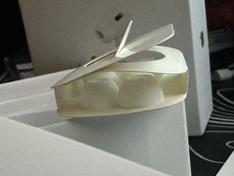 Airpods 2 pro люк