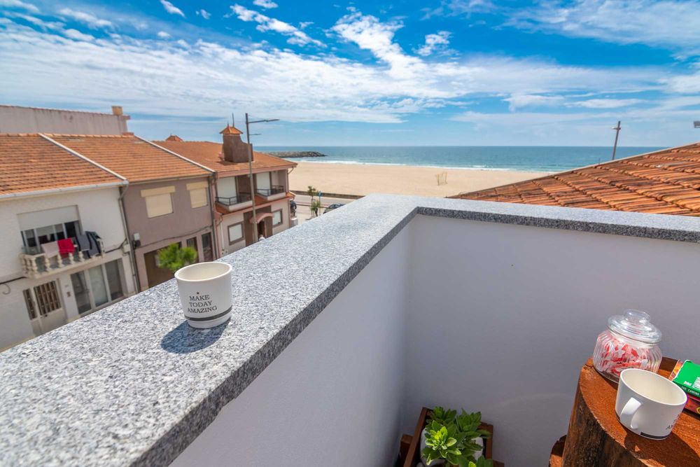 Quarto para arrendar com WC Privativo e varanda vista-mar, perto da praia