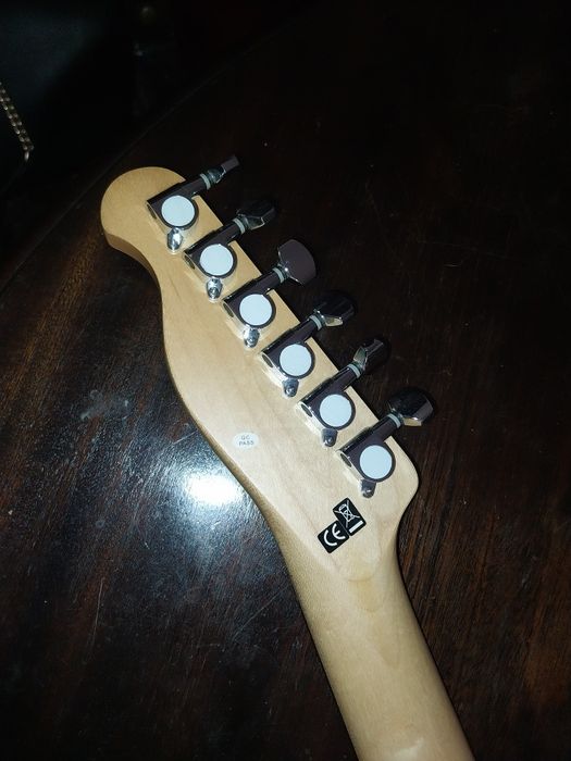 Harley Benton formato Telecaster preta MUITO modificada