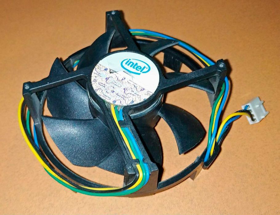 Кулер Intel и радиатор с медным пятаком.