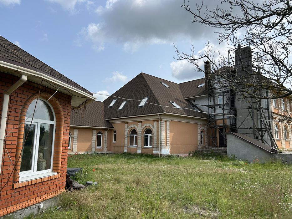 Будинок з озером