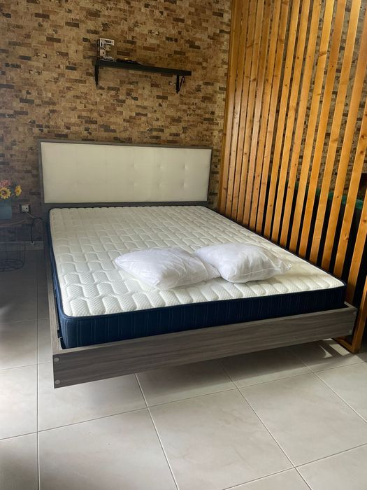 Vendo cama com colchão usados