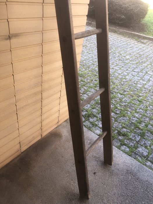 Escada de madeira antiga em bom estado