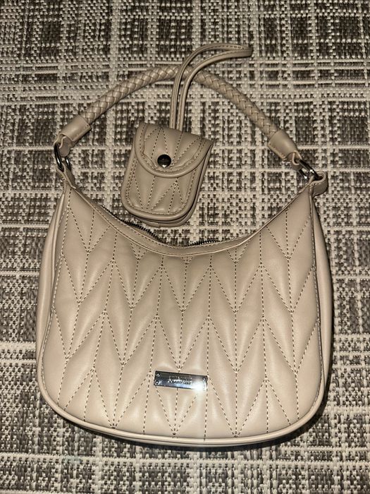 Сумка у трендовому бежевому кольорі