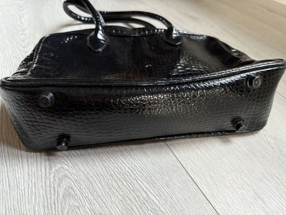 Czarna lakierowana torebka