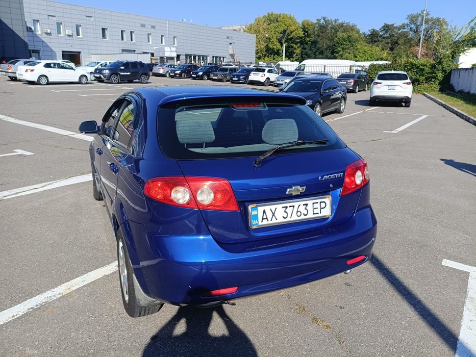 Продам гарний автомобіль Шевроле лачеті