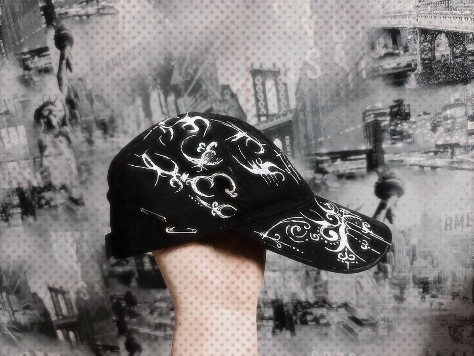 Кепка нова, ручний розпис у стилі cybersigilism