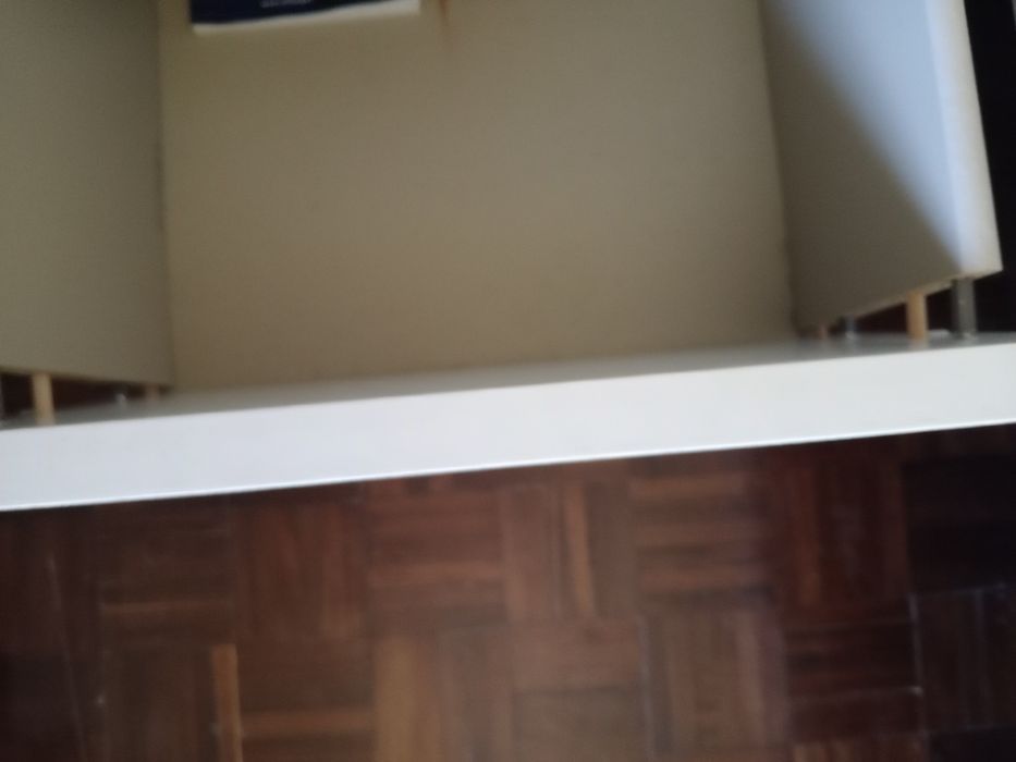 Duas mesinhas de cabeceira usadas com um pequeno defeito mas fácil de consertar