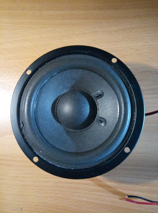 Низкочастотный динамик сабвуфера