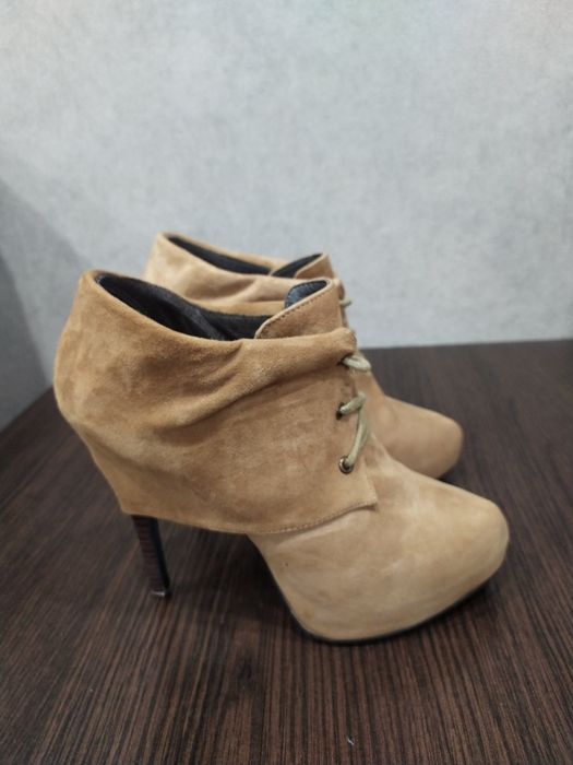 Ботинки на підборах