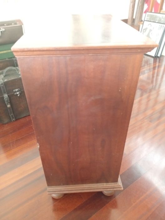 Móvel pequeno em madeira com 4 gavetas