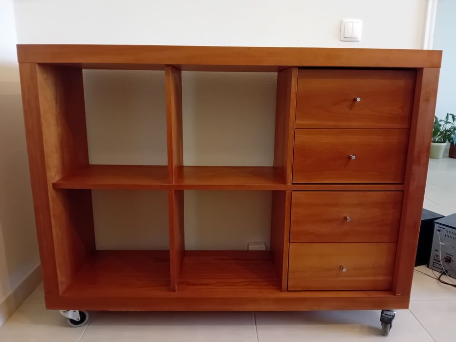 Móvel com módulos de gavetas, versátil