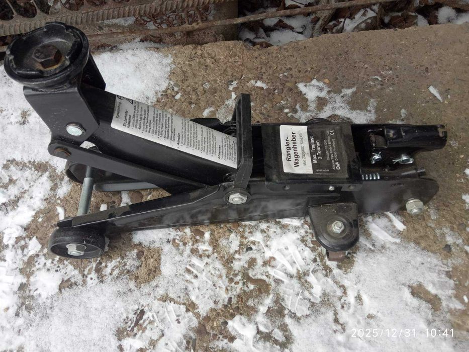 Домкрат підкатний  німеччина