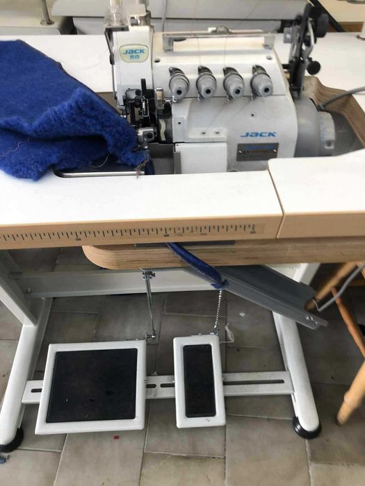 overlock jack 4-nitkowy górny transport  ciężkie szycie 230v  ( juki)