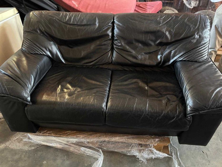Sofá em pele preta