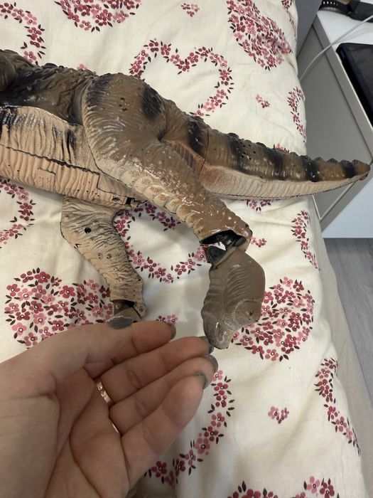 Два динозавра ,один ходит