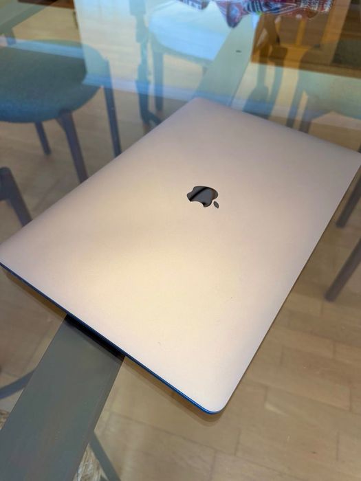 MacBook Pro 16” 2019 i9 2.4GHz / 32GB RAM / 1TB SSD / Radeon 5500M 8GB
