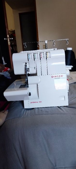 Máquina de costura SINGER overlock