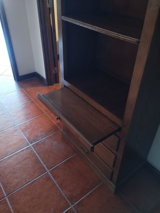 Estante em Madeira Maciça com Gavetas e Secretárias Retráteis