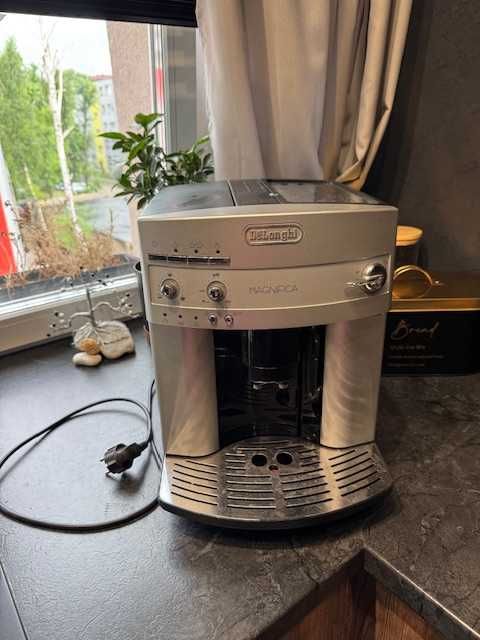 Ekspres Ciśnieniowy do kawy ze spieniaczem mleka DeLonghi ESAM3200